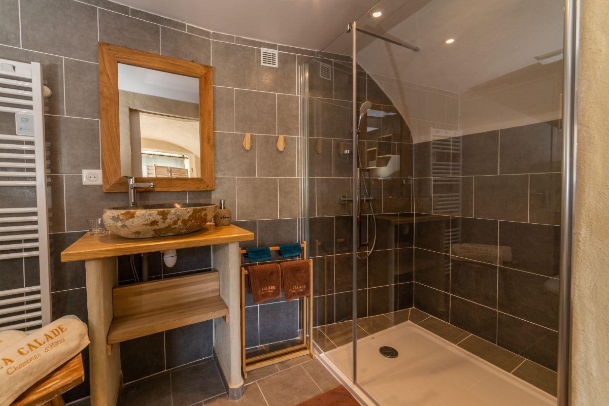 salle de bain terracotta, douche italienne